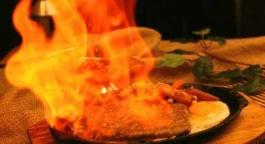 “上菜像端地雷”的暑假工火了