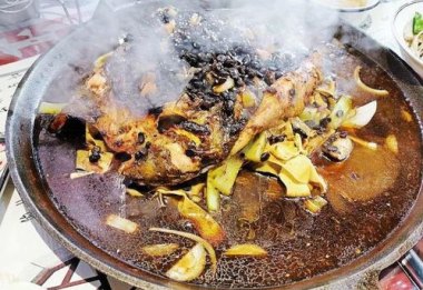 “上菜像端地雷”的暑假工火了