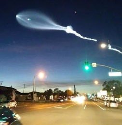 新疆一地夜空惊现不明飞行物