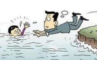爷爷想下河捞玩具被孙女紧紧拉住