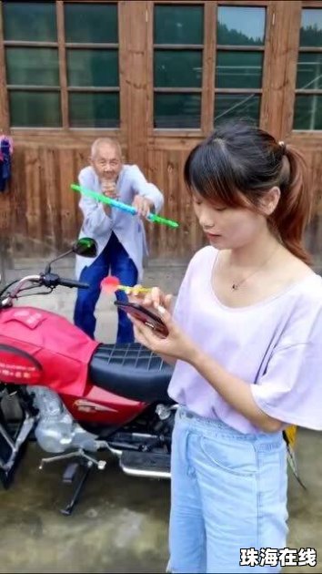 爷爷想下河捞玩具被孙女紧紧拉住