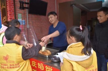 爷爷想下河捞玩具被孙女紧紧拉住