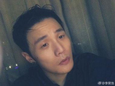 李荣浩被常州热出双眼皮