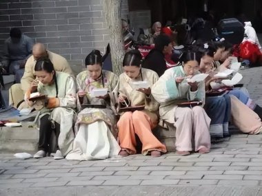 横店短剧演员高强度工作去世？假