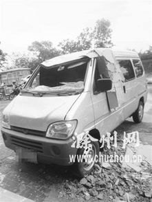 21楼玻璃自爆砸坏楼下2辆车