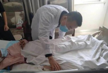 女子坐11小时飞机后心跳骤停去世