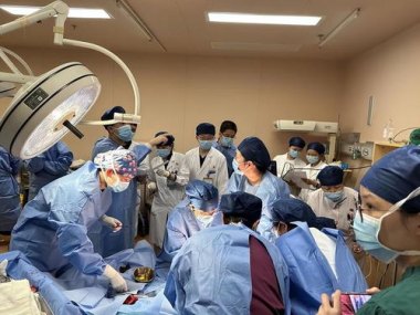 女子坐11小时飞机后心跳骤停去世