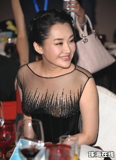 向佐金发配蕾丝透视装亮相巴黎