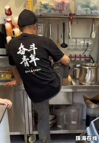 蜜雪冰城用脚关水桶员工道歉