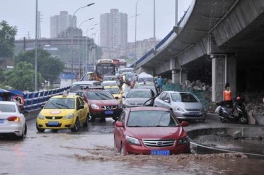 暴雨致重庆一车行近90台车辆被淹