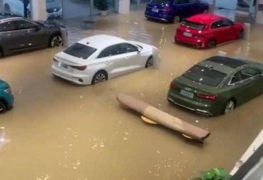 暴雨致重庆一车行近90台车辆被淹