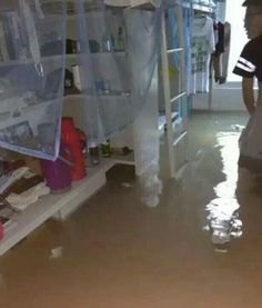 暴雨致重庆多高校被淹 寝室变泳池