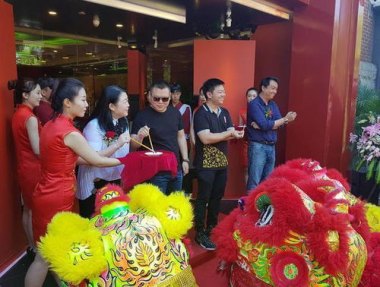 餐馆称杨少华参加剪彩时无异常