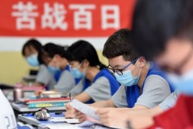 尖子生沉迷手机高考失常被扫地出门