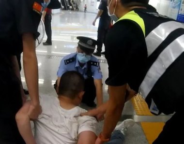 男子担心迟到三巴掌抽掉电梯门获刑