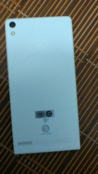 怎么拔掉华为手机后盖