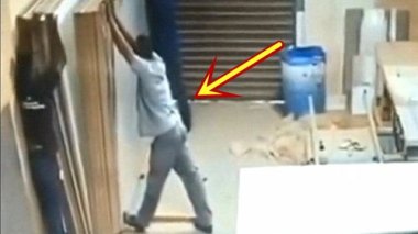 男子刚走过几秒后冰箱突然爆炸