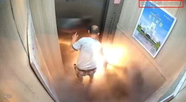男子刚走过几秒后冰箱突然爆炸