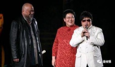 前央视主持人在杨少华灵堂前崩溃