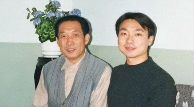 前央视主持人在杨少华灵堂前崩溃
