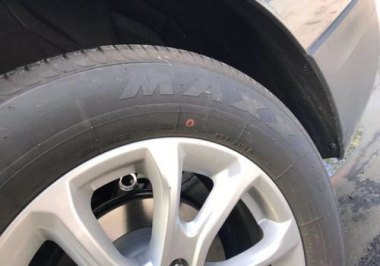 司机称青甘大环线上12条轮胎被扎
