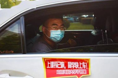 旅客摆渡车内晕倒有人破窗 机场通报