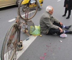 八旬老人往车前放死鸡碰瓷？误会