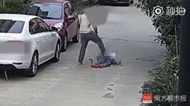 八旬老人往车前放死鸡碰瓷？误会
