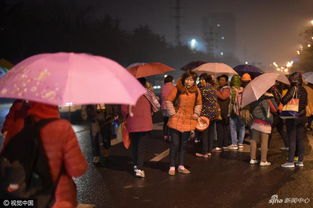 山东一地凌晨数十人蒙眼列队湖边走