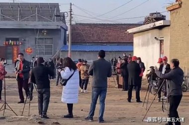 山东一地凌晨数十人蒙眼列队湖边走