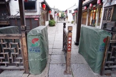 村民不满古镇收门票 指引游客逃票