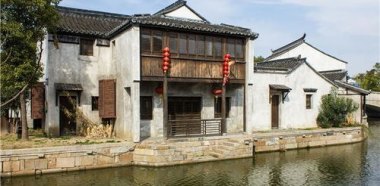村民不满古镇收门票 指引游客逃票