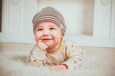 新疆的小孩一出生就带全妆