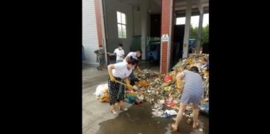 翻垃圾找手表环卫工不该被隐身