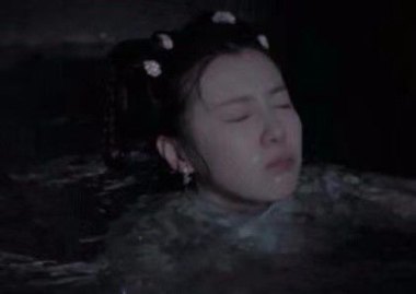 张凌赫拍戏用矿泉水湿身引争议