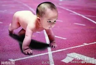 穿纸尿裤小孩坐绿豆框玩耍 超市回应