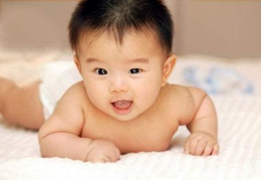 穿纸尿裤小孩坐绿豆框玩耍 超市回应