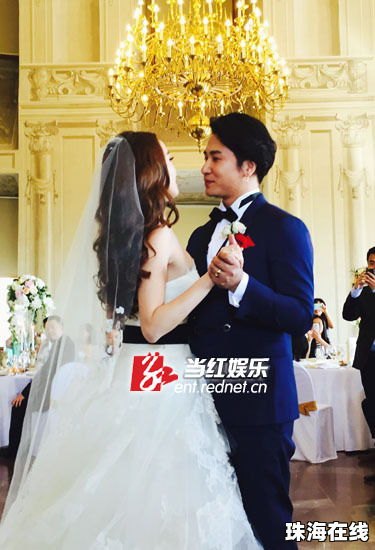 董璇张维伊带小酒窝参加友人婚礼
