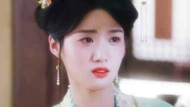 宗馥莉耳环疑为黄杨钿甜耳环同款