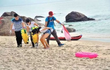大姨清晨五点默默在沙滩捡垃圾
