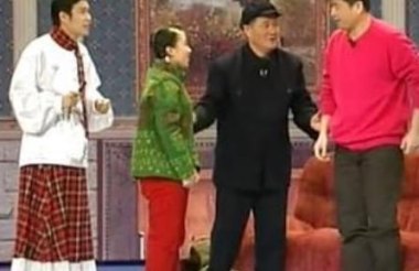 知名华裔演员为捡手机从8楼坠亡
