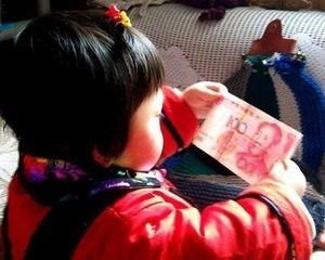 儿子失散19年 母亲见面塞19个红包