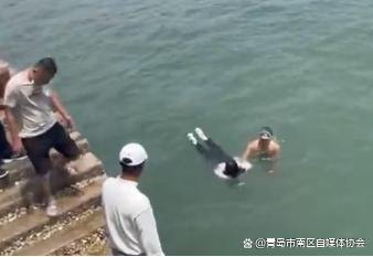 游客拍照不慎将孩子撞落水 众人救援