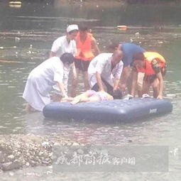 游客拍照不慎将孩子撞落水 众人救援