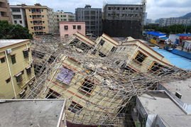 自建楼拆除时轰然倒塌 挖掘机被砸中