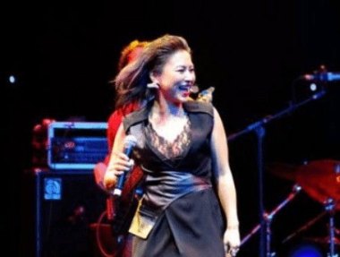 知名歌手甄妮坐飞机行李箱被盗