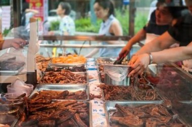 73年历史的星级酒店摆摊卖卤味