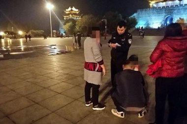 15岁孩子夜游嘉陵江失踪 妈妈急哭
