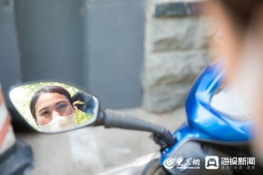 女骑手将女儿装外卖箱送外卖