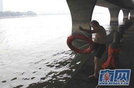 台风天“硬核”大爷珠江游泳